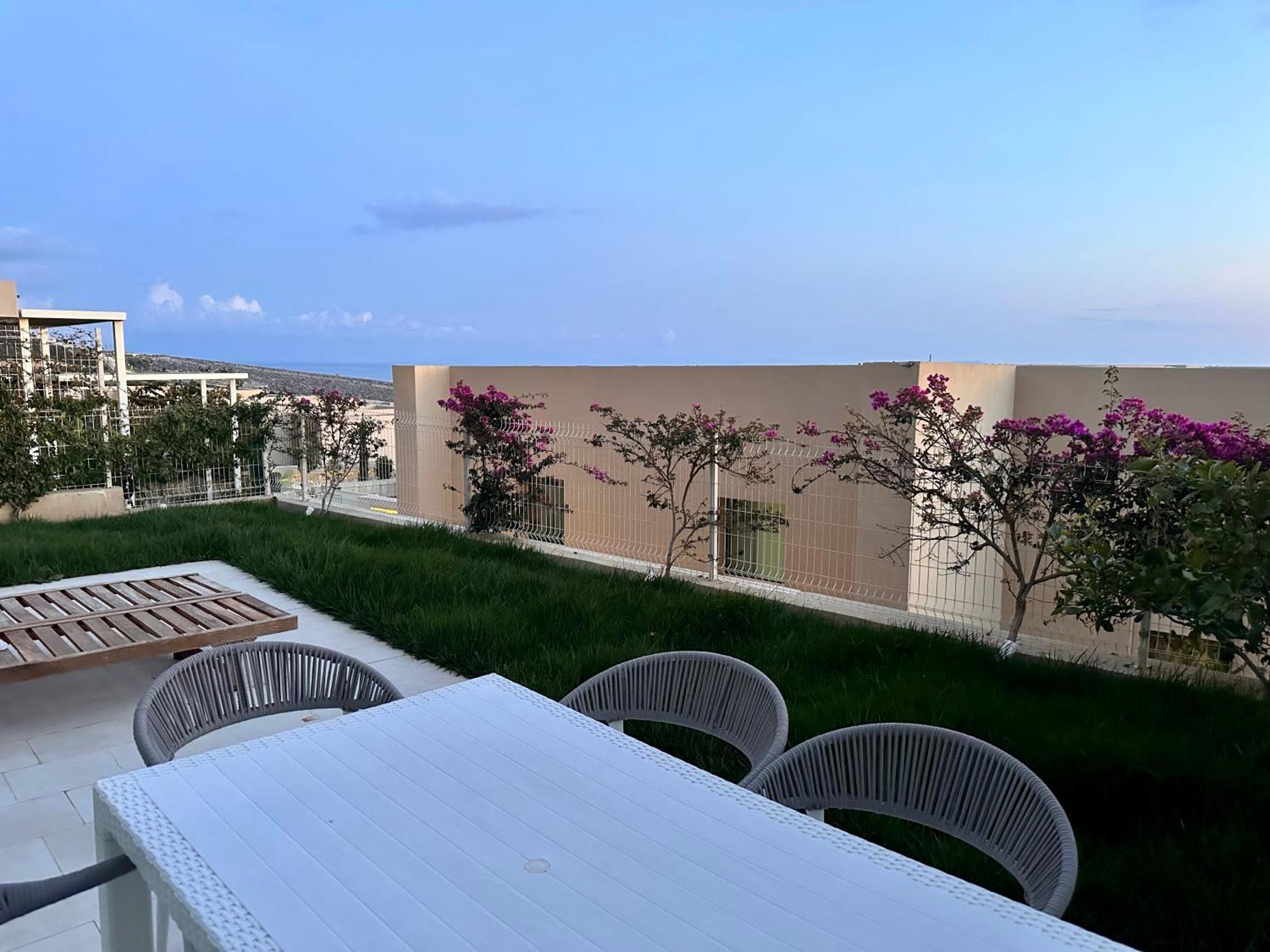 Coast Sun Kissed Terrace 1-bedroom * Palasë