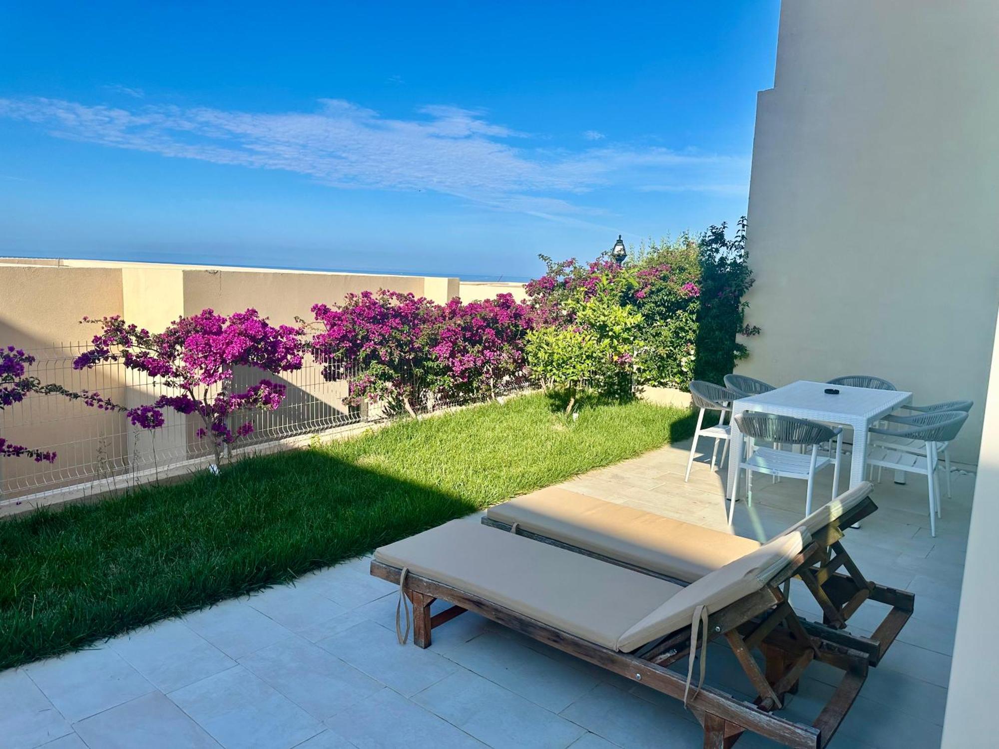 Coast Sun Kissed Terrace 1-bedroom Leilighet